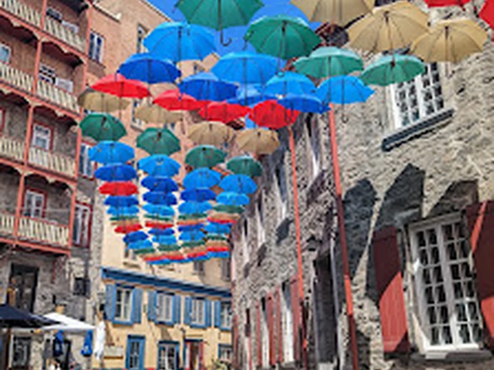 Allée des Parapluies (Été Seulement)