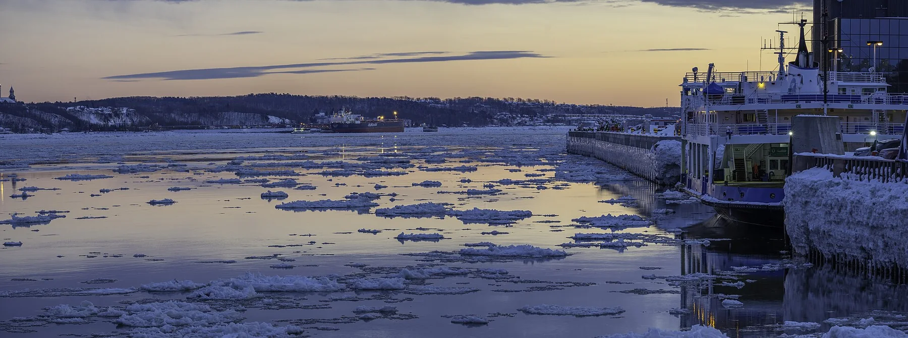 Fleuve Saint-Laurent glacé devant la gare fluviale de Québec
