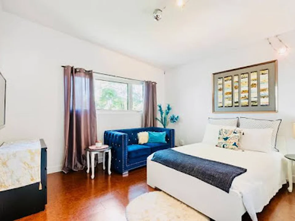 Fun and Vintage Family room in Quebec w/ love ones