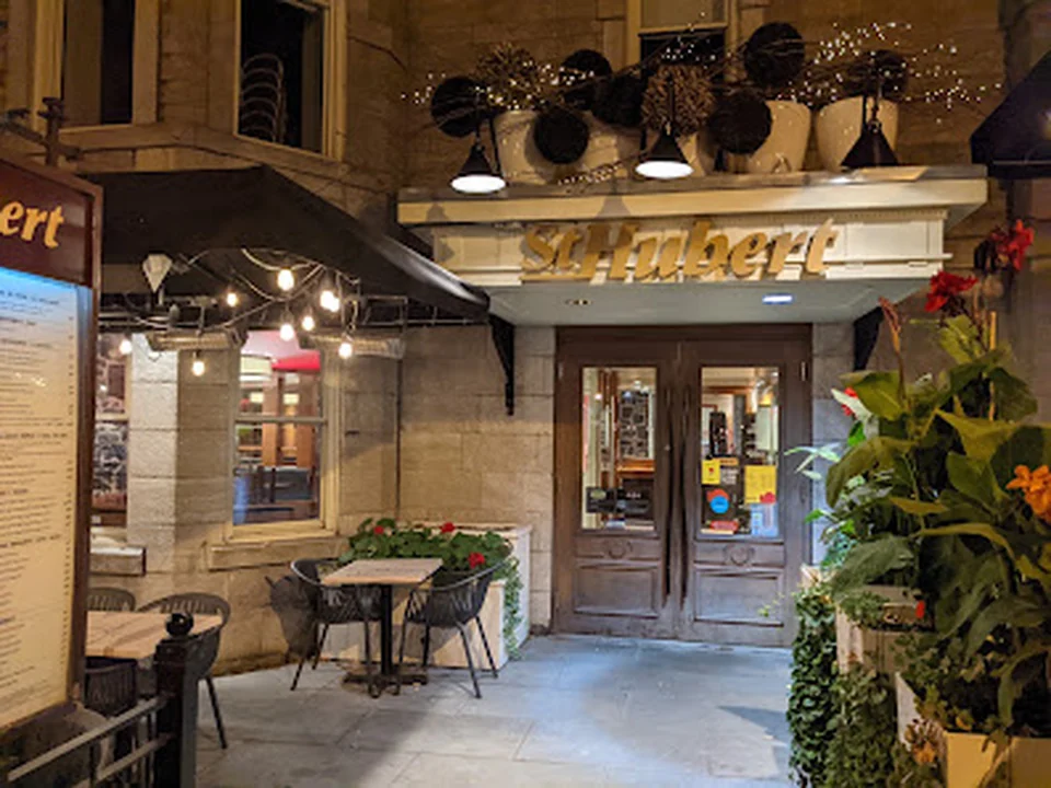 Restaurant et bar St-Hubert, Québec