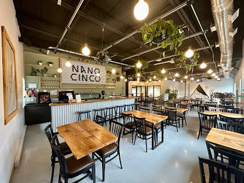 Nano Cinco, Québec