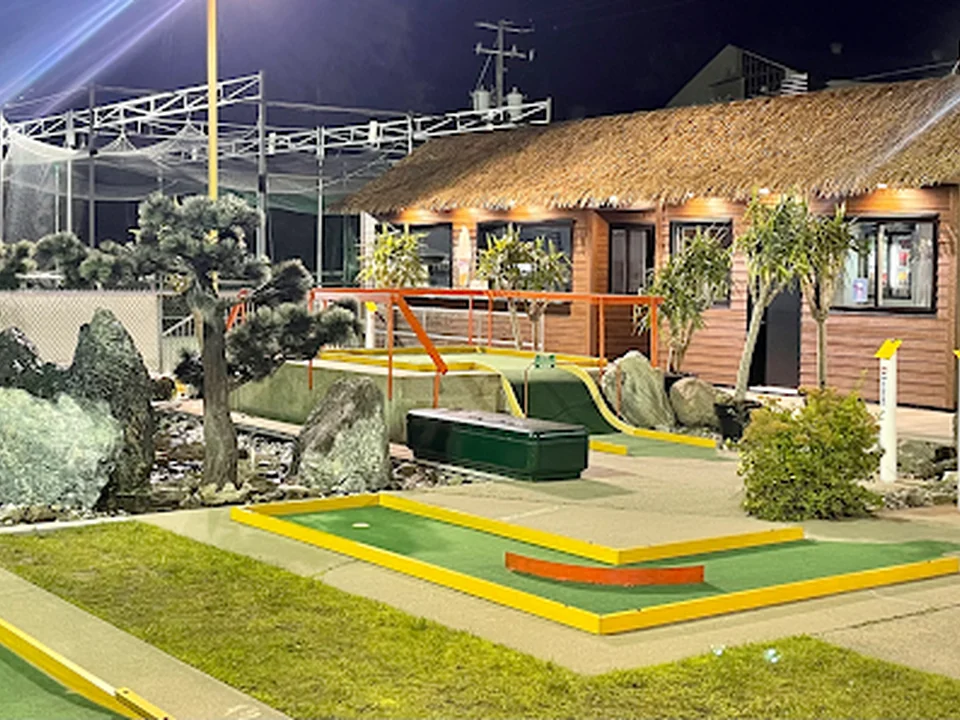 Mini-Putt Vanier et bar laitier Tiki Glacé, Québec