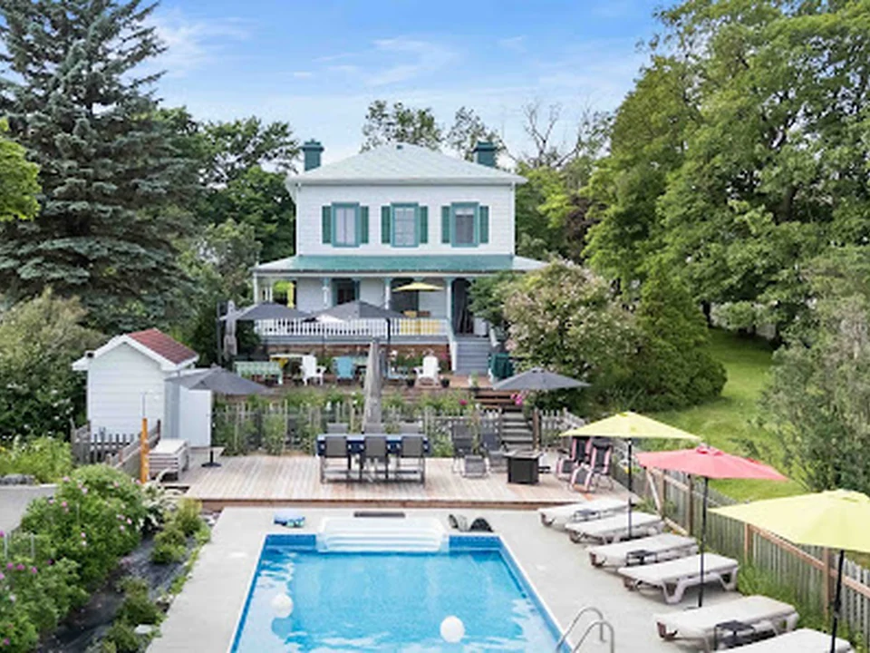 La Maison De l'Île d'Orléans | Hôtel particulier avec piscine, vue sur le fleuve et déjeuner découverte gastronomique, Québec
