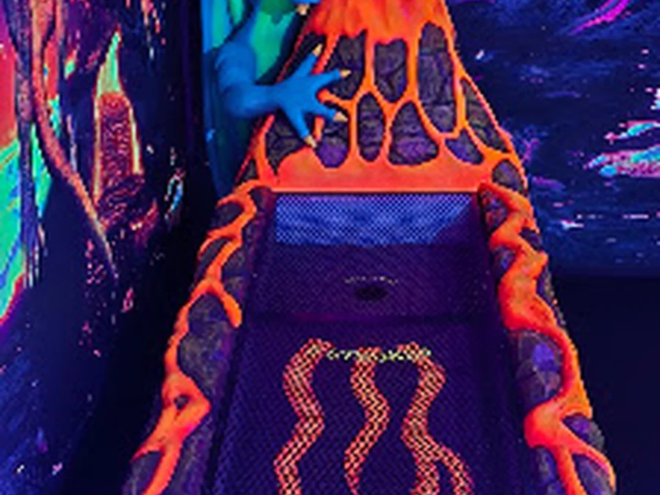 Bar Laitier Mini Golf Fluo S'amuse, Québec