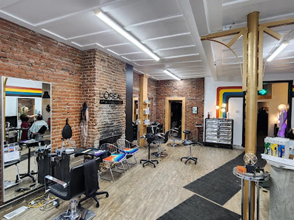 La Porte 305 Salon de Coiffure/ auparavant Salon No:1, Québec