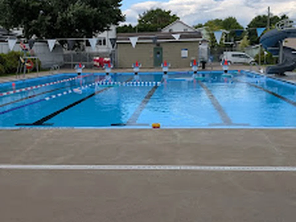 Piscine Municipale - de Courville, Québec